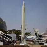 Un misil balístico táctico Scud-B (C) norcoreano en exhibición en el Museo Conmemorativo de la Guerra de Corea en Seúl