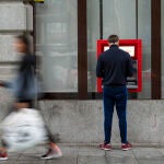 El gesto que nunca debes hacer en un cajero automático: si lo haces, te robarán tu dinero