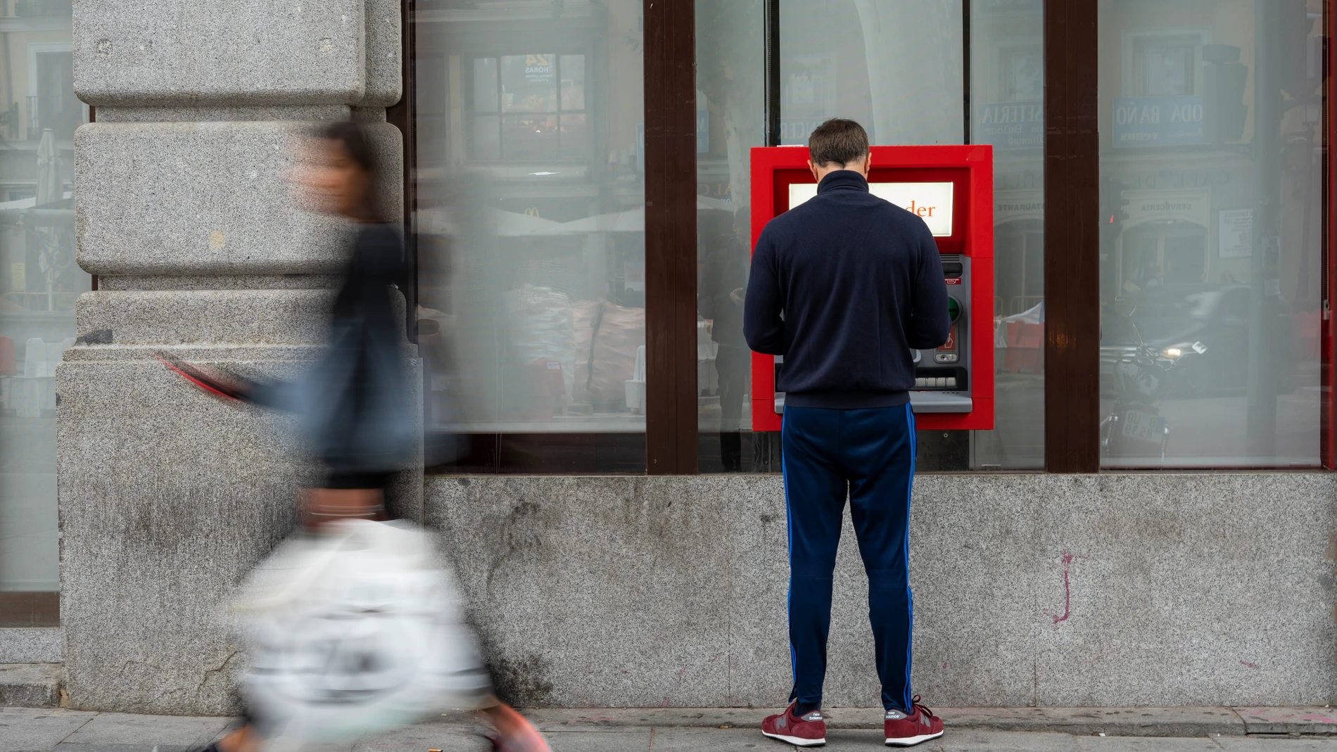 El gesto que nunca debes hacer en un cajero automático: si lo haces, te robarán tu dinero