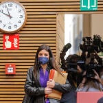 La diputada de Ciudadanos, Ruth Merino, a su llegada ayer al pleno en las Cortes Valencianas