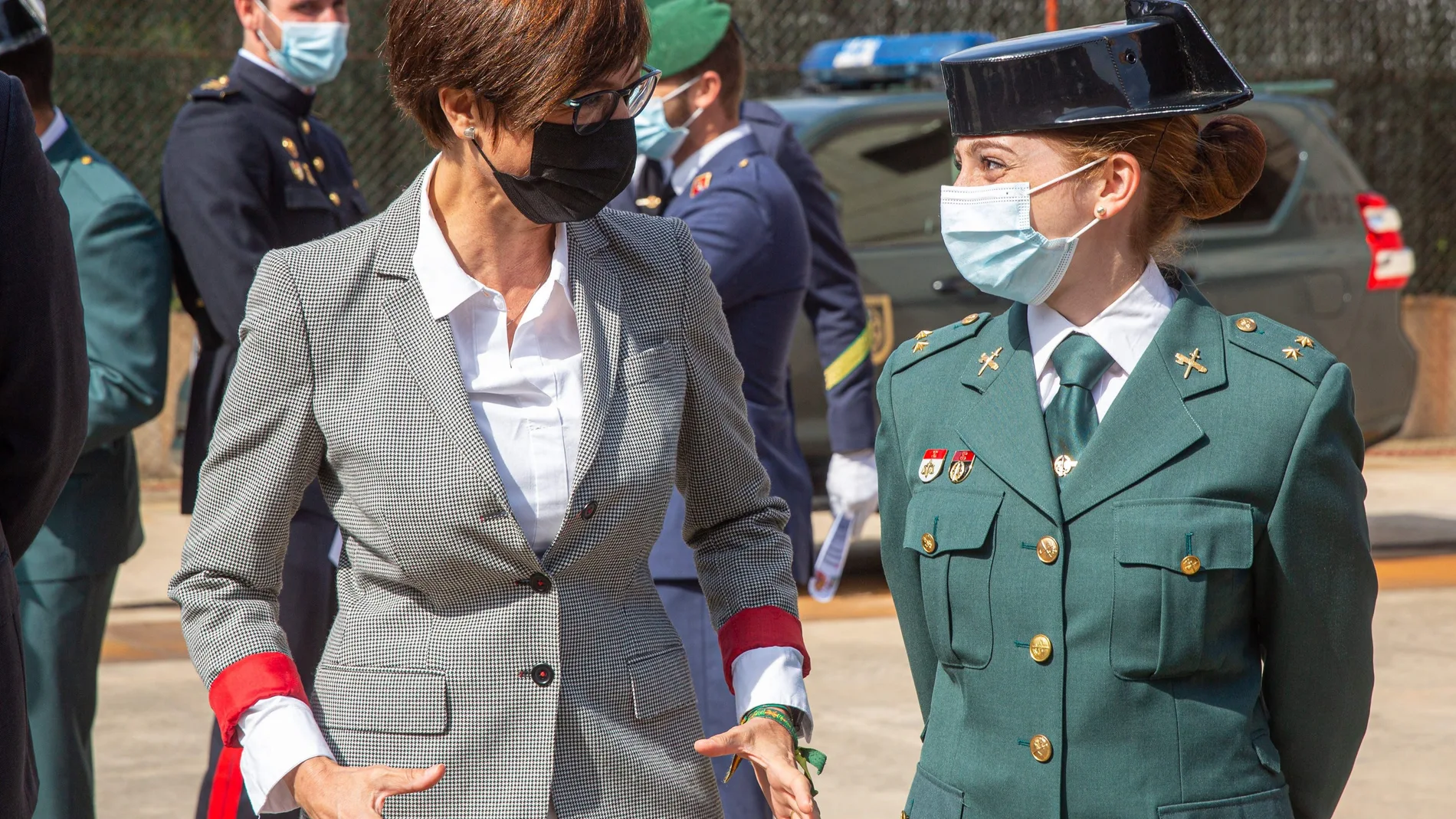 La directora general de la Guardia Civil, María Gámez, conversa con una agente en un acto del Instituto Armado
