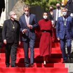 Los reyes Felipe y Letizia junto al arzobispo de Urgell, Joan Enric Vives (i), y el representante de Francia, Patrick Strzoda (d), posan ante la Casa de la Vall, a su llegada Andorra