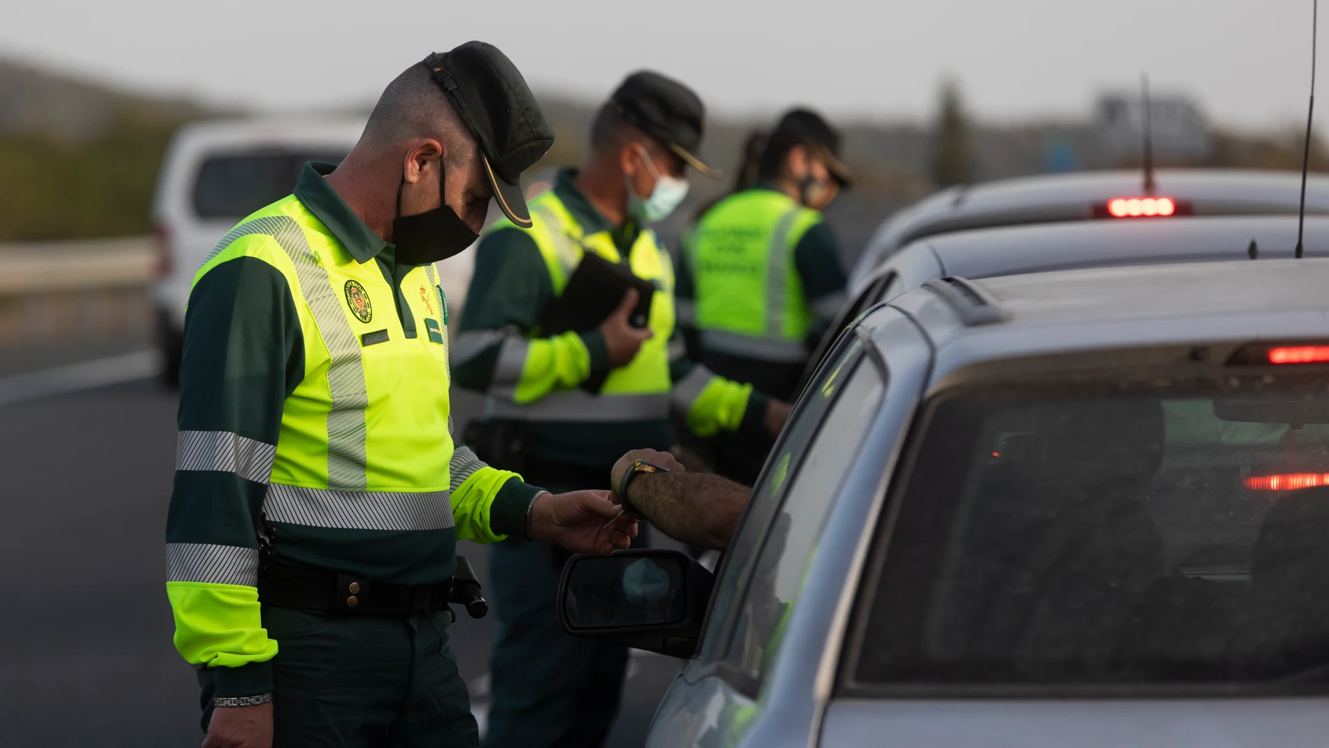 Imagen de archivo de agentes de la Guardia Civil durante un control de movilidad en la Autovía de la A-66 dirección Sevilla en las inmediaciones del El Ronquillo