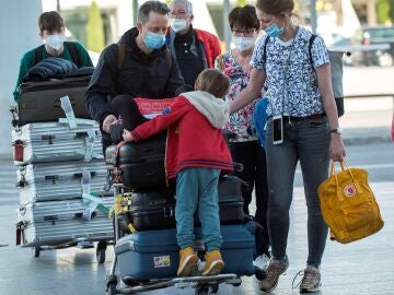 Turistas alemanes llegando al aeropuerto de Son San Joan (Palma de Mallorca)