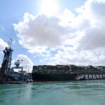 Imagen del carguero Ever Green atravesado en el Canal de Suez