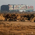 El carguero Ever Given, encallado en el Canal de Suez