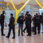 Agentes de policía nacional realizan controles a los pasajeros de la T4 del Aeropuerto Adolfo Suárez Madrid-Barajas, en Madrid
