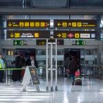 Pasajeros caminan por las instalaciones de la T4 del Aeropuerto Adolfo Suárez Madrid-Barajas, en Madrid (España)