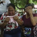 Mujeres lloran la muerte de familiares en Apure, en Venezuela