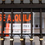 Cartel anunciando una vivienda en alquiler en Madrid