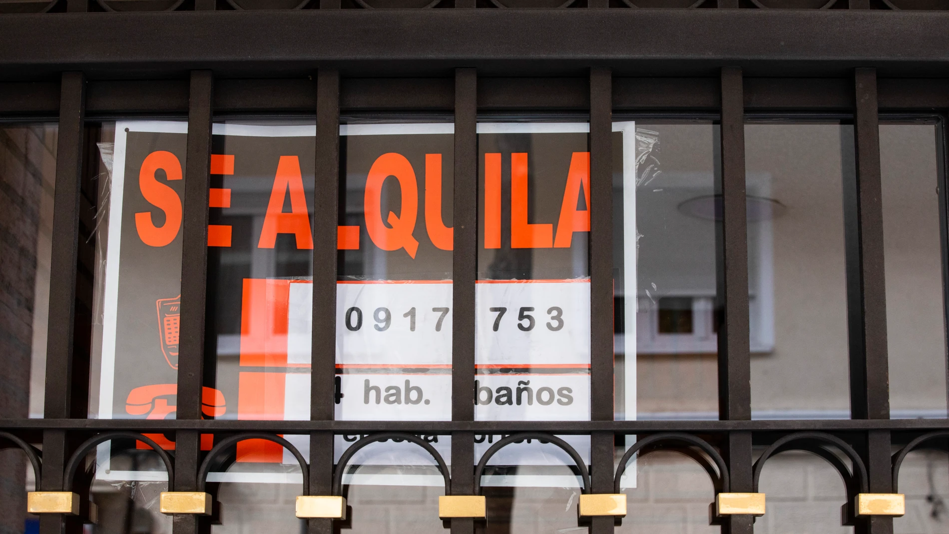 Cartel anunciando una vivienda en alquiler en Madrid