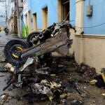 Fotografía cedida por la Alcaldía de Corinto que muestra los destrozos causados por la explosión de un vehículo bomba frente a la Alcaldía del municipio