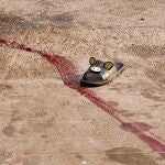 Un reguero de sangre junto a una sandalia infantil donde un manifestante fue herido en la protesta contra el golpe militar en Hlaing, Yangon, Myanmar