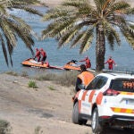 Varios trabajadores y un coche de Protección Civil durante las labores de búsqueda para localizar a los nueve inmigrantes desaparecidos
