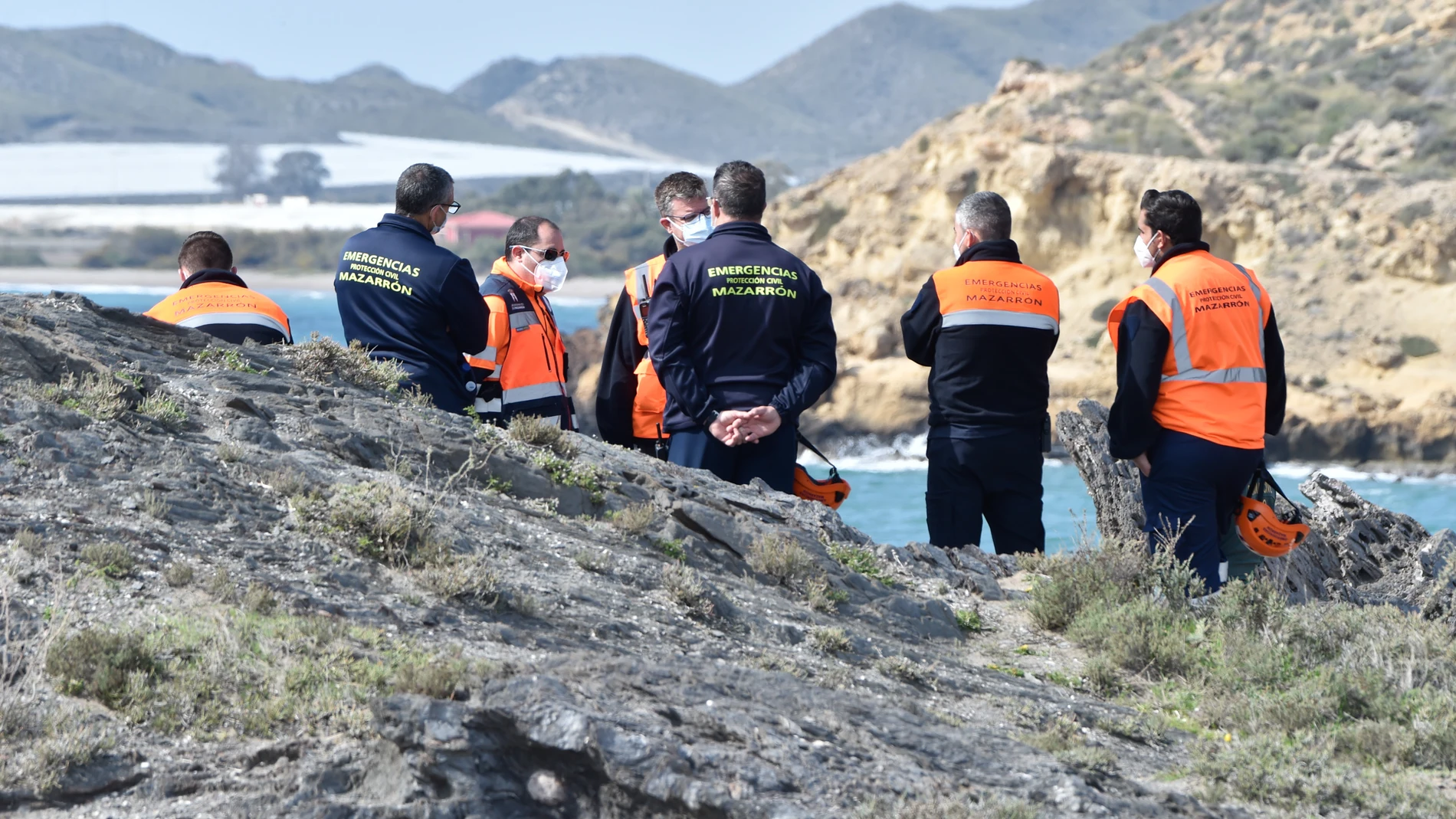 Trabajadores de Protección Civil durante las labores de búsqueda para localizar inmigrantes en la playa de Mazarrón (Archivo)