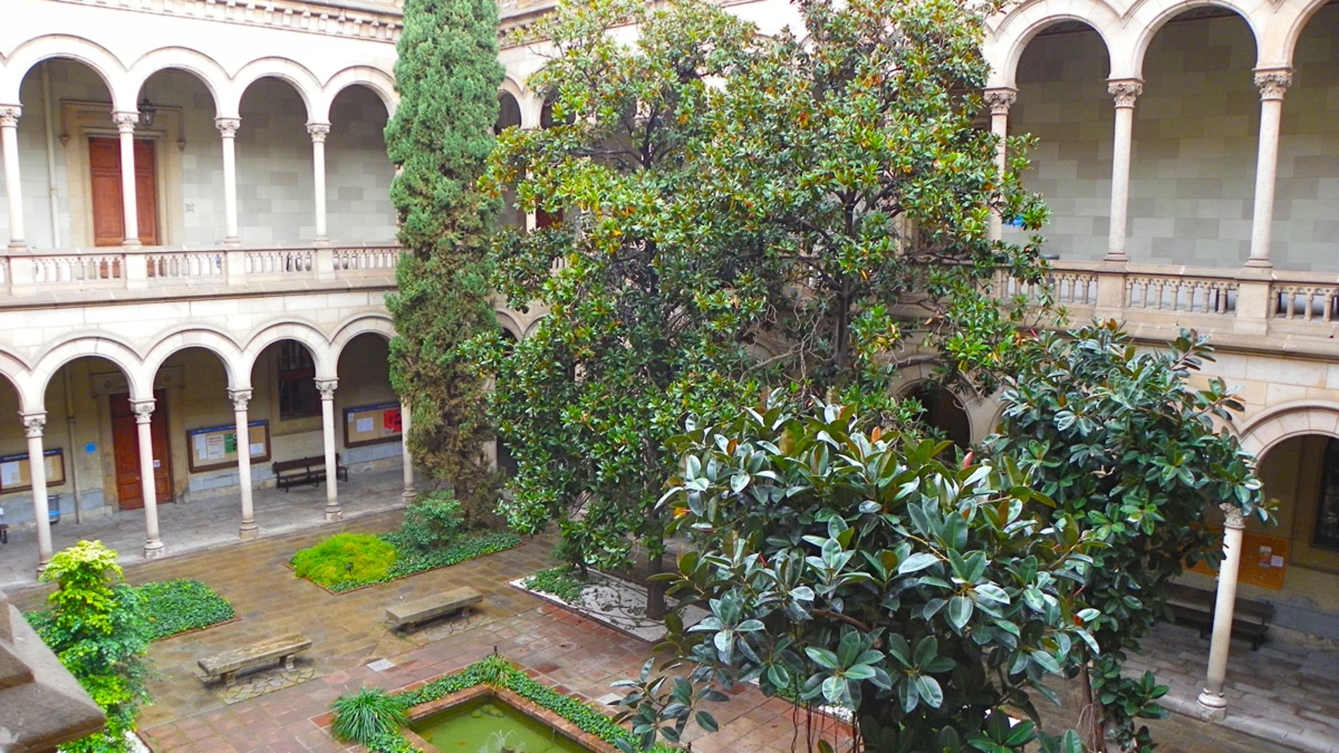 Claustro del edificio histórico de la Universidad de Barcelona