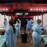 Varios sanitarios preparan los test de antígenos rápido (TAR) en la sala Apolo, en Barcelona, a 27 de marzo de 2021.