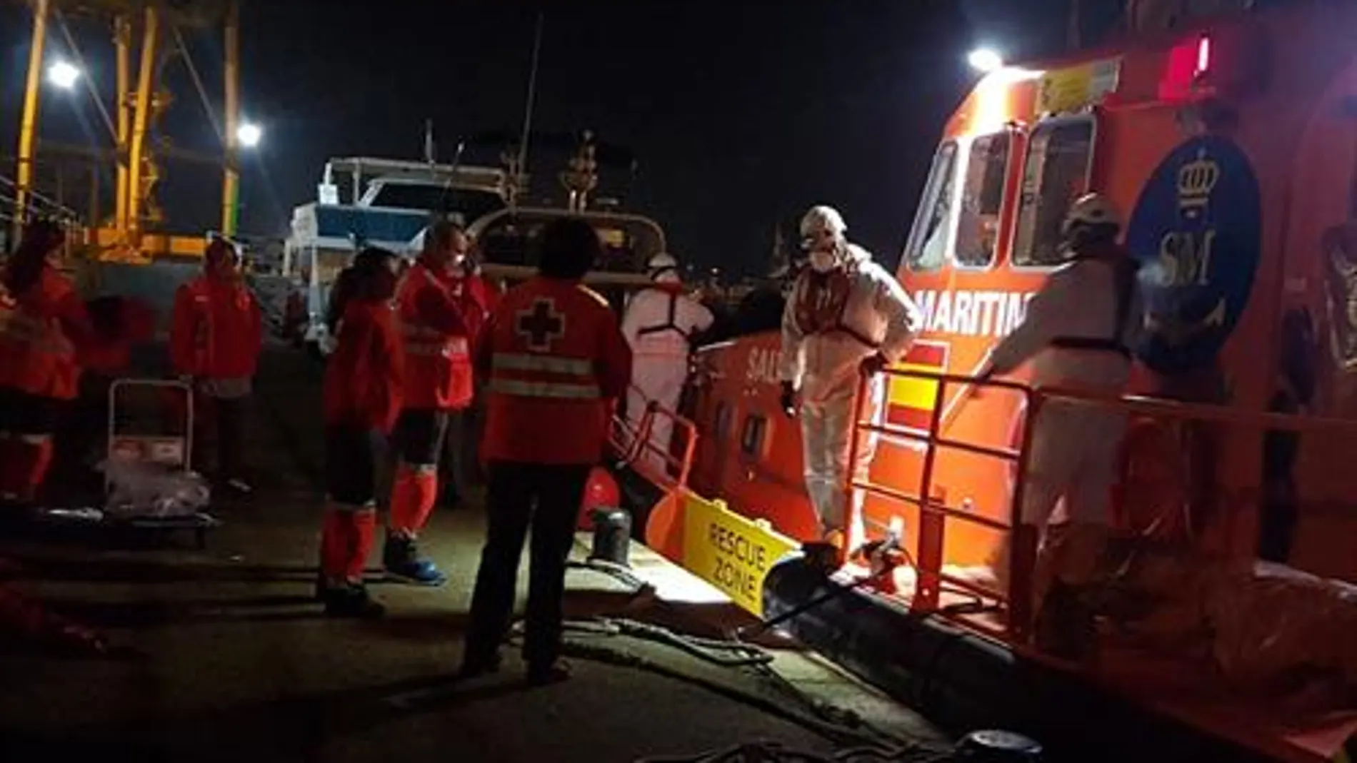 Voluntarios de Cruz Roja atienden inmigrantes llegados en patera a Cartagena