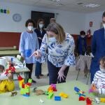 La consejera de Familia e Igualdad de Oportunidades, Isabel Blanco, visita el Programa Conciliamos Semana Santa en el CEIP La Moraña, en Arévalo. Durante su visita estuvo acompañada por el alcalde de Arévalo, Francisco León.