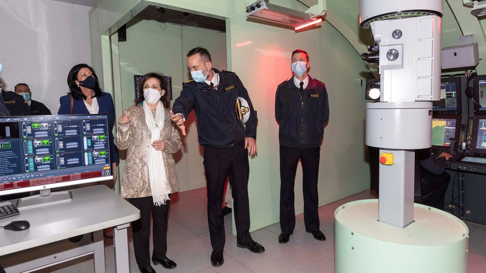 La ministra de Defensa, Margarita Robles (2i) y la secretaria de estado de la defensa Esperanza Casteleiro (i), este lunes en el simulador del submarino S-81 durante la visita que ha realizado a la Flotilla de Submarinos de la Armada en Cartagena para interesarse por el adiestramiento de la dotación del submarino S-81. EFE/Marcial Guillén