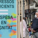 El alcalde de València, Joan Ribó, durante el acto 'El sistema fiscal se quiebra, la hucha del estado falla', en la Plaza del Ayuntamiento, en Valencia, en una imagen de archivo.