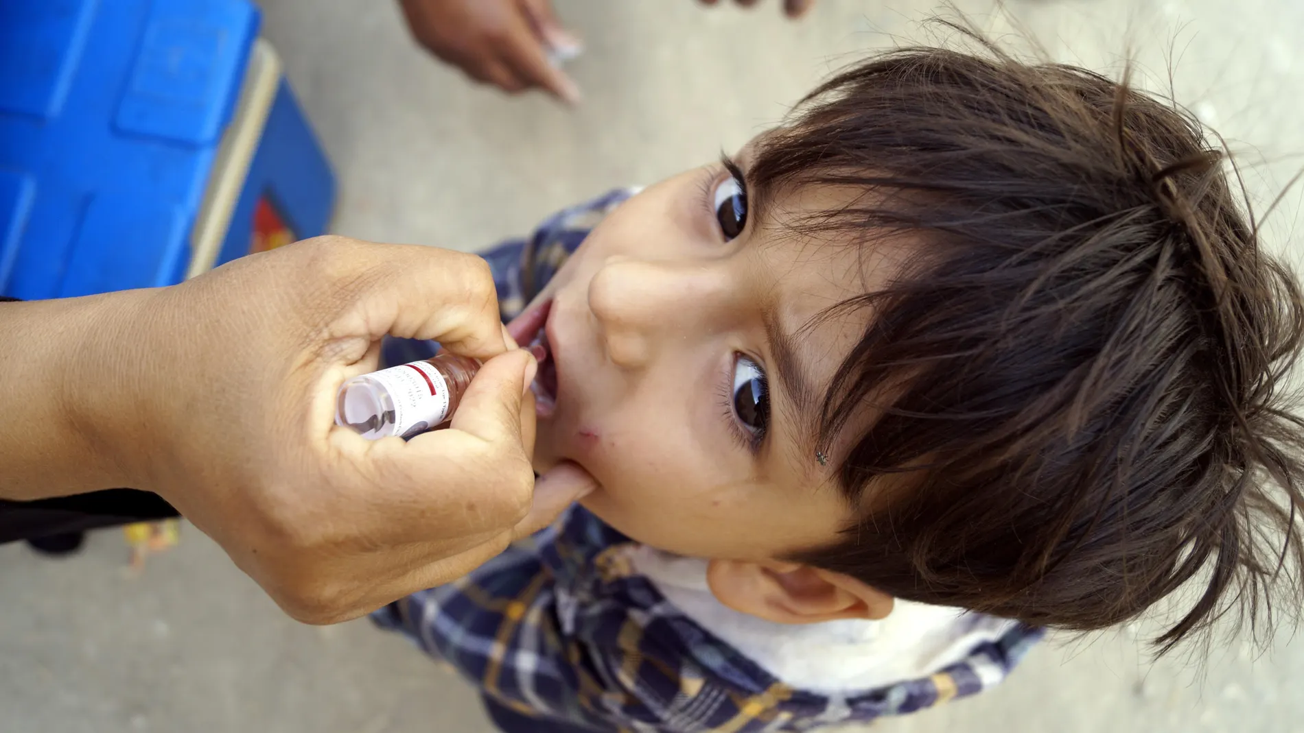 Un niño recibe la vacuna de la polio en Dera Ismail Khan, Pakistán
