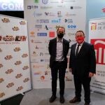 El director comercial de Elaborados de ElPozo Alimentación, José Andrés Alarcón, y el presidente de Hostelería de España, José Lui Yzuel, durante la feria HIP – Horeca Professional Expo 2021 que se celebró hace unos días en Ife