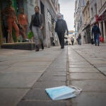Una mascarilla tirada en el suelo de la calle Real de Gibraltar