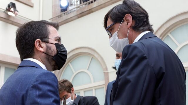 El candidato de ERC a la presidencia de la Generalitat, Pere Aragonès con el líder del PSC, Salvador Illa, durante un receso de la segunda sesión del debate de su investidura fallido