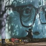 El artista Mon Devane trabaja en uno de los murales que ha pintado