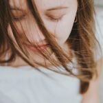 Mujer con los ojos cerrados/ Rodolfo Sanches Carvalho@rsanchescarvalho para Unsplash
