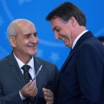 AME3368. BRASILIA (BRASIL), 04/07/2019.- Fotografía de archivo fechada el 4 de julio de 2019 que muestra al presidente de Brasil, Jair Bolsonaro (d), mientras participa en la ceremonia de posesión del general Luiz Eduardo Ramos Baptista Pereira (i), como ministro de Estado, en el Palacio de Planalto en Brasilia (Brasil). El general Luiz Eduardo Ramos Baptista Pereira ha sido elegido por Bolsonaro para ponerse al frente del Ministerio de Casa Civil (Presidencia) y la diputada Flavia Arruda será la nueva titular de la Secretaría de Gobierno de la Presidencia. EFE/Joédson Alves /ARCHIVO