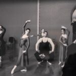A la derecha, Carlos Saura mientras captura un instante del rodaje de "Sevillanas" (1991)
