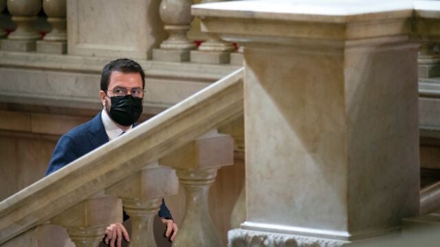 El candidato de ERC a la presidencia de la Generalitat, Pere Aragonès, en las escaleras del Parlament durante un receso de la segunda sesión del debate de su investidura