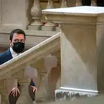 El candidato de ERC a la presidencia de la Generalitat, Pere Aragonès, en las escaleras del Parlament durante un receso de la segunda sesión del debate de su investidura