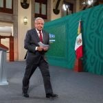 MEX8633. CIUDAD DE MÉXICO (MÉXICO), 31/03/2021.- Fotografía cedida este miércoles por la Presidencia de México donde aparece el mandatario mexicano, Andrés Manuel López Obrador, durante una ruda de prensa matutina en el Palacio Nacional de Ciudad de México (México). López Obrador confirmó este miércoles que la próxima semana se vacunará contra la covid-19, tras recibir la autorización de sus médicos para aplicarse la dosis. EFE/ Presidencia de México / SOLO USO EDITORIAL/ SOLO DISPONIBLE PARA ILUSTRAR LA NOTICIA QUE ACOMPAÑA (CRÉDITO OBLIGATORIO)