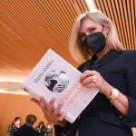 Presentación del libro ‘Pasiones carnales’ de la escritora y periodista Marta Robles. El director de informativos de Radio Televisión Castilla y León, Raúl Briongos, repasa el perfil de la autora