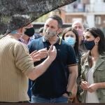 Santiago Abascal y Rocío Monasterio en un mercadillo en San Sebastián de los Reyes (Madrid)