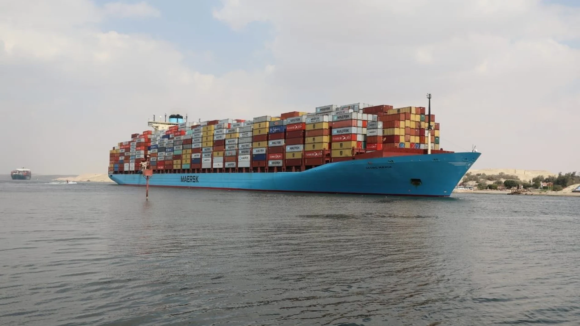 Un barco navega por el Canal de Suez tras ser desbloqueado el carguero Ever Given