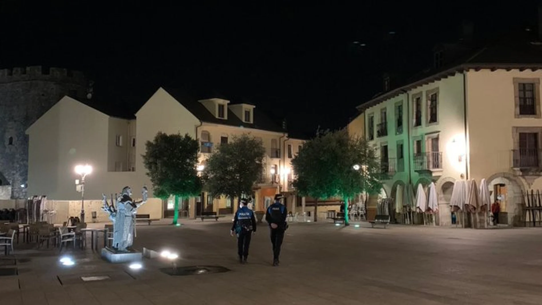Dos policías locales por el casco antiguo de Ponferrada
