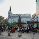 Varias personas, en la terraza de un bar, a 31 de marzo de 2021, en Madrid