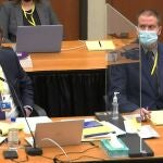 El ex oficial de policía de Minneapolis Derek Chauvin, acompañado por su abogado defensor Eric Nelson, asiste al segundo día de su juicio