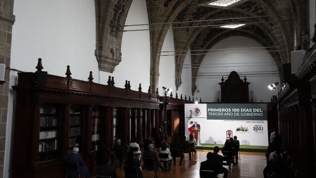 MEX8575. CIUDAD DE MÉXICO (MÉXICO), 30/03/2021.- El presidente de México, Andrés Manuel López Obrador, participa en el acto hoy martes en donde ofreció su mensaje de los primeros 100 días del tercer año de Gobierno en Palacio Nacional de Ciudad de México. EFE/José Méndez