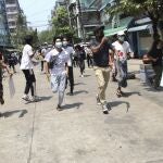 Manifestantes antigolpistas corren para evitar las fuerzas militares durante una manifestación en Yangon