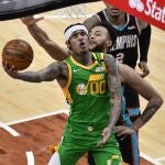 Jordan Clarkson intenta anotar a aro pasado