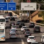 Atasco a la salida del área metropolitana de Barcelona en la segunda fase de la Semana Santa en Cataluña