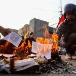 Varios antigolpistas queman la Constitución de Myanmar, ayer, en Mandalay