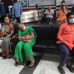 New Delhi (India), 01/04/2021.- People wait to receive a shot of COVID-19 vaccine at the vaccination center in New Delhi, India, 01 April 2021. Phase three of the COVID-19 vaccination has started in India on 01 April for people aged 45 and above. (Nueva Delhi) EFE/EPA/RAJAT GUPTA