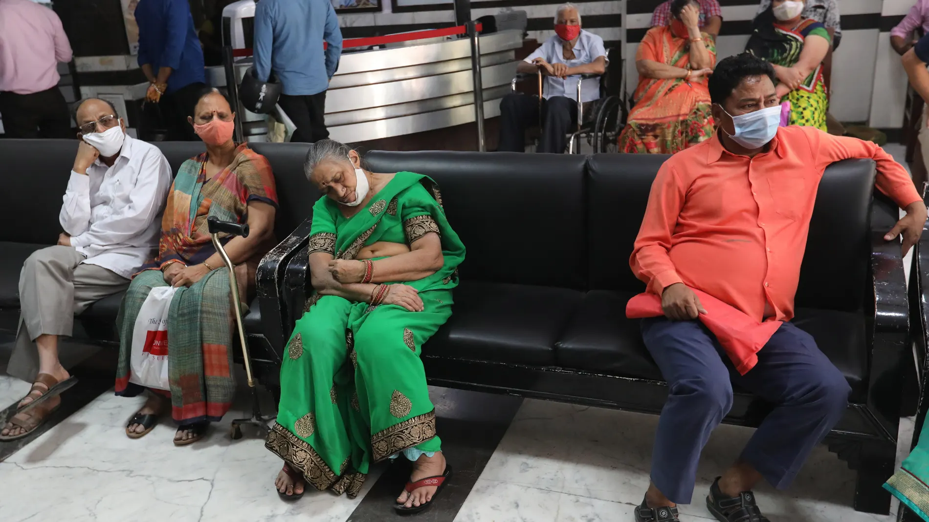 New Delhi (India), 01/04/2021.- People wait to receive a shot of COVID-19 vaccine at the vaccination center in New Delhi, India, 01 April 2021. Phase three of the COVID-19 vaccination has started in India on 01 April for people aged 45 and above. (Nueva Delhi) EFE/EPA/RAJAT GUPTA