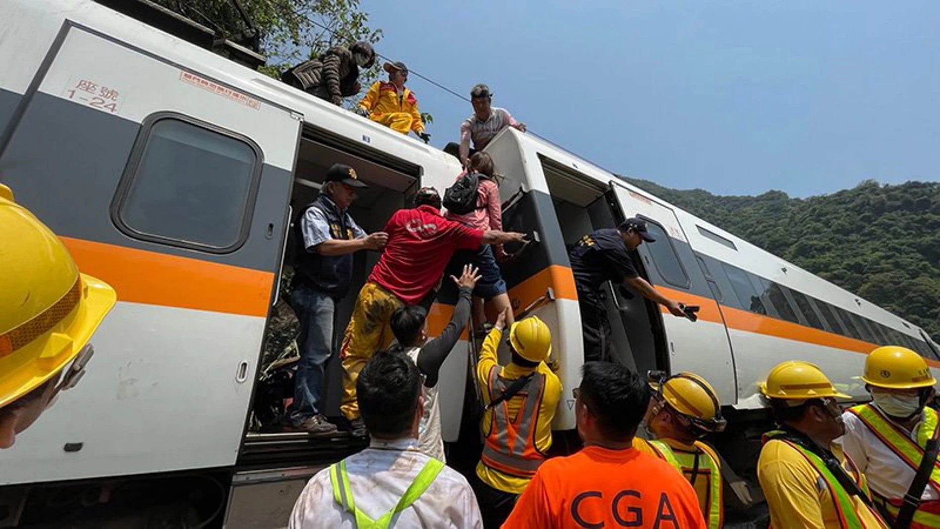 Pasajeros son rescatados en el tren que descarriló en Taiwán
